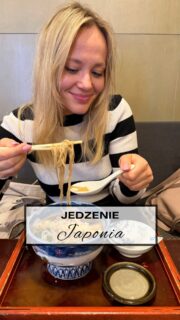 Najważniejsze miejsca, które trzeba zobaczyć w Japonii! 
Z przymrużeniem oka. 🤣

Bo tutaj akurat pokazuje Wam raj jedzeniowy! Jako ogromna fanka sushi i ramenu wiedziałam, że to będzie miejsce idealne dla mnie. I nie zawiodłam się, bo jedzenie było absolutnie przepyszne, a do tego często tańsze niż japońskie restauracje w Polsce czy innych krajach Europy.

Wiele osób mówi, że po spróbowaniu sushi w Japonii nie da się już jeść tego w Europie. Ja akurat nie do końca się z tym zgadzam. Sushi w Japonii bardzo mi smakowało, ale nadal lubię też nasze bardziej „spolszczone” rolki. 

A czy wśród Was są fani japońskiej kuchni?! 🇯🇵 
 
 
 
 
 
 
 #japonia #pioremprzezswiat #jedzenie #ramen #podrozemaleiduze 
 
 
 
 
 
 Co zobaczyć w Japonii | jedzenie w Japonii | atrakcje w Japonii