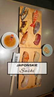 ,,Jak spróbujesz sushi w Japonii, już nigdy nie zjesz go w Europie.” 🙅‍♀️

To zdanie słyszałam przed wyjazdem chyba najczęściej od osób, które w Japonii już były. 😅 

Po miesiącu w Japonii i przetestowaniu wszystkiego: od kaiten-zushi z talerzykami krążącymi na taśmie, przez małe bary sushi, aż po omakase, gdzie wybór dań powierzacie szefowi kuchni to wcale się z tym nie zgadzam! 

Nie da się ukryć, że jakość ryb w Japonii potrafi być niesamowita. Szczególnie tuńczyk! Śmiało mogę powiedzieć, że był jednym z najlepszych, jakie jadłam w życiu! Oczywiście japońskie sushi często różni się od tego, do którego przywykliśmy w Polsce czy Europie. Królują tutaj nigiri i surowa ryba, a dodatków jest zwykle znacznie mniej. 

I choć sushi w Japonii bardzo mi smakowało, to wcale nie sprawiło, że przestałam lubić nasze europejskie wersje. Nadal z przyjemnością zamówię rolkę California czy bardziej „wypasione” sushi, którego w Japonii raczej nie znajdziecie. 😃

A Wy jedliście sushi w Japonii? I jeśli tak, to czy po powrocie europejskie sushi smakowało Wam już inaczej? 🍣✨ 
 
 
 
 
 
 
 
#japonia #sushi #blogpodrozniczy #pioremprzezswiat #japonia🇯🇵 
 
 
 
 

 
 
 Sushi w Japonii | co zjeść w Japonii | najlepsze sushi w Japonii