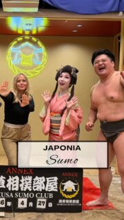Jedna z rzeczy, które absolutnie musicie zrobić w Japonii? Wybrać się na pokaz sumo! 🇯🇵

Ja postawiłam na wersję bardziej rozrywkową, stworzoną z myślą o turystach. I nie były to profesjonalne zawody, ale dzięki temu mogłam trochę poznać ten sport. Dowiedzieć się podstaw - skąd wzięło się sumo, podstawowe zasady i techniki, obejrzeć pokazy walk. Śmiesznie, bo najodważniejsi mogli nawet sami wejść na ring i spróbować swoich  sił. 😅 

Więc miły akcent japońskiej podróży i świetny sposób, żeby poznać kawałczek japońskiej kultury w zabawnej formie.

Skusilibyście się na taki wieczór? 
 
 
 
 
 
 
 
 
 
 #japonia #sumo #japonia🇯🇵 #pioremprzezswiat #podróże 
 
 
 
 
 

 
 Sport w Japonii | sumo w Japonii