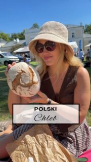 Gdzie zjemy najlepszy chleb na świecie? 

Dla mnie odpowiedź jest prosta: w Polsce! 🇵🇱

Często rozmawiam o tym z moimi włoskimi znajomymi. Oni zachwycają się włoskim pieczywem, francuskimi bagietkami, ale ja i tak uważam, że z dobrym, chrupiącym chlebem z polskiej piekarni trudno konkurować. 😅 I chyba najbardziej przekonuję się o tym wtedy, kiedy jestem za granicą przez kilka tygodni. Bo wtedy najbardziej za nim tęsknię. ✨

📍A ostatnio wybrałam się też na Podlaskie Święto Chleba w Ciechanowcu. Były regionalne występy,pokazy dawnych żniw, zabytkowe ciągniki i lokalne jedzonko! 
A w przyszłym roku będzie szczególnie wyjątkowo, bo odbędzie się już 25 edycja! Także, jeśli lubicie takie sielskie imprezki to koniecznie zapiszcie sobie to miejsce! 

No i czy też Waszym zdaniem polskie pieczywo jest najlepsze na świecie?! 🌾 
 
 
 
 

 
 
 
 

#polskajestpiękna #polskiejedzenie #podrozepopolsce #pioremprzezswiat #blogpodrozniczy 
 
 
 
 
 
 
 

 Święto chleba | polski chleb | podróże po Polsce