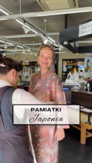 To już ostatni filmik z Japonii: obiecuję! 😅🇯🇵 I przejdziemy sobie do kolejnych podróży! 

Dostałam od Was jednak tak dużo pytań o to, co przywiozłam z Japonii i co moim zdaniem naprawdę warto tam kupić, więc zainspirowaliście mnie do przygotowania tej rolki! ✨

Muszę powiedzieć, że Japonia jest chyba pierwszym krajem, w którym miałam ochotę kupić dosłownie wszystko. Nie ma tutaj takiej typowej chińszczyzny z bazaru na jedno kopyto, a wiele rzeczy jest pięknie wykonanych i ma oryginalny design. Więc wiele osób nie przesadza z radami, aby na miejscu dokupić sobie dodatkowy bagaż. 😃 

Dajcie znać, co przywieźlibyście z tej listy? 🧳 
 
 
 
 
 
 
 
#japonia #pamiątki #japonia🇯🇵 #blogpodrozniczy #pioremprzezswiat 
 
 
 
 
 

 

 
Co przywieźć z Japonii | pamiątki w Japonii | podróż po Japonii