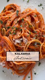Włoskie wakacje zawsze obfitują w dużą ilość jedzenia. 🇮🇹

Dajcie się porwać do Kalabrii! Pokazuje Wam pyszności, które koniecznie musicie spróbować. 🌶️

Moim faworytem jest pasta alla Corte d’Assise! Uwielbiam
Pomidorowe sosy i odrobinę ostrości, więc totalnie mój smak.

Dajcie koniecznie znać, którą rzecz z tej listy zjedlibyście jako pierwszą! ✨ 
 
 
 
 
 
 
 
#kalabria #włochy #pioremprzezswiat #włoskie #blogpodrozniczy 
 
 
 
 
 
 
Jedzenie Kalabrii | co zjeść w Kalabrii | włoskie jedzenie