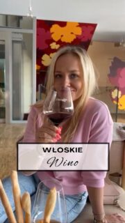 Jeżeli jesteście fanami włoskiego wina, to na pewno słyszeliście o tym miejscu!🇮🇹

Langhe w Piemoncie słynie przede wszystkim z czerwonego wina, pięknych winnic i degustacji winka! 🍷
Warto odwiedzić m.in. Barolo, La Morra, Monforte d’Alba, a najlepiej spędzić dzień na Vespie i po prostu jeździć od miasteczka do miasteczka, zatrzymując się po drodze w winnicach. 

Kto chętny na taką wyprawę? A może macie swoje ulubione miejsce na winiarskiej mapie Włoch? 🍇 

#pioremprzezswiat #wlochy #piemont #langhe #wino 
 
 
 
 
 

 
Le Langhe w Piemoncie | włoskie wino | włoskie regiony