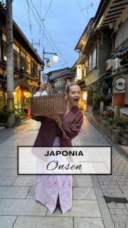Kilka lat temu pierwszy raz usłyszałam o gorących źródłach w Japonii od przyjaciół, którzy byli tam z rodziną. 🇯🇵 Opowiadali, że kąpiel w onsenach odbywa się całkowicie nago. I pamiętam, jak mówili, jakie to było dla nich stresujące i nie każdy się na to zdecydował.

Teraz przyszła moja kolej w Shibu Onsen! Miałam trochę łatwiej, bo byłam sama, ale to wcale nie znaczy, że bez stresu. Na początku totalnie nie wiedziałam, jak się zachować czy będą tam sami turyści, czy raczej Japonki. Kiedy zobaczyłam Japonkę, z tymi wszystkimi swoimi produktami do mycia to od razu zaczęłam nucić pod nosem piosenkę: co ja robię tuuuuu, co ja tutaj robię…?! 😅

Jednak z drugiej strony to było jedno z tych doświadczeń, które najpierw stresują, a potem okazują się świetne.

Dajcie znać, odważylibyście się? ✨ 
Albo ktoś z Was już próbował onsenów w Japonii albo istnieje coś podobnego gdzieś indziej? 🤷‍♀️🧡 
 

 
 
 
 
 
#japonia #onsen #japonia🇯🇵 #podroze #pioremprzezswiat 
 
 
 

 
 Gorące źródła w Japonii | Onsen w Japonii | co zobaczyć w Japonii