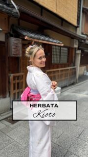 Czytając o Kioto i robiąc listę rzeczy do zrobienia to ceremonia herbaciana była jedną z tych rzeczy, która była na początku mojej listy! 🇯🇵🍵

Wiedziałam, że właśnie ten region słynie herbaty  i uznałam, że nie ma lepszego miejsca na takie doświadczenie.

I to była dobra decyzja! Spędziłam przepiękny poranek, poznając trochę bardziej japońską kulturę. Nie zdawałam sobie wcześniej sprawy, że ceremonia parzenia herbaty jest dla Japończyków do dziś traktowana z takim szacunkiem i powagą.

A do tego przebrana w kimono to poczułam się trochę jak z innej bajki! 👘

Dajcie znać: skusilibyście się na taką ceremonię? A może ktoś z Was już był? ✨ 
 
 
 
 
 
 
 
 
#japonia #kioto #herbata #pioremprzezswiat #blogpodrozniczy 
 
 
 
 
 

 
 
 
Ceremonia herbaciana w Japonii | kultura Japonia | co zrobić w Japonii